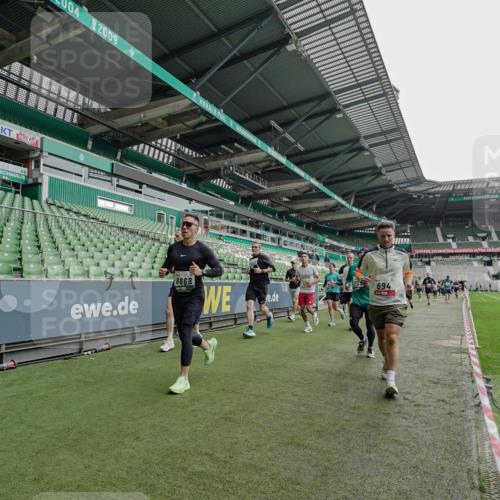 05.10.2025 - 20. swb-Marathon Bremen Michael Burmester http://msf.ph/oto/9237386 05.10.2025 13:00:28 Laufen im Stadion 47, 52, 271, 283, 491, 498, 575, 627, 694, 860, 954, 978, 1017, 1116, 1182, 1423, 1471, 1525, 1548, 1606, 1806, 1968, 2007, 2504, 2518, 2609, 2745, 2806, 2822, 2915, 3040, 3104, 3160, 3169, 3177, 3230, 3237, 3293, 3549, 3605, 3783, 4034, 4035, 4046, 4181, 4202, 4216, 4220, 4502, 4592, 4661, 4788, 4824, 4879, 5183, 5272, 5329, 5610, 5627, 5663, 5836, 5841, 6027, 6057, 6126, 6208, 6389, 6440, 6523, 6536, 6636, 6674, 6704, 6762, 6881, 7295, 7307, 7537, 7598, 7679, 8258 meine-sportfotos.de