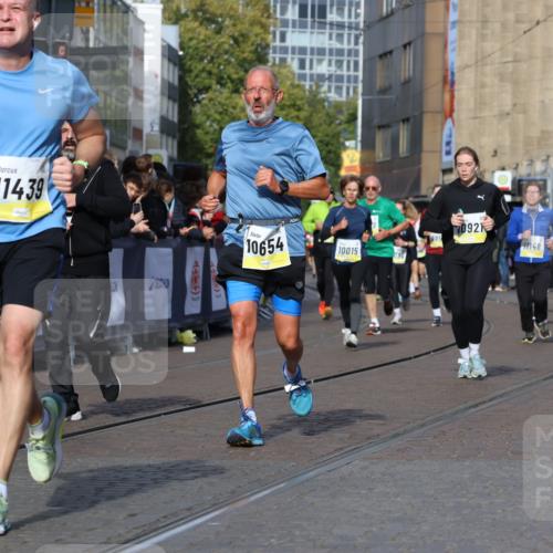 05.10.2025 - 20. swb-Marathon Bremen Strokosch-Dieckow http://msf.ph/oto/9237387 05.10.2025 10:55:53 Ziel 7147, 9521, 9871, 10610, 10654, 10758, 10921, 11052, 11439 meine-sportfotos.de