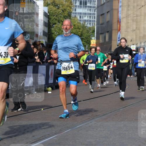 05.10.2025 - 20. swb-Marathon Bremen Strokosch-Dieckow http://msf.ph/oto/9237411 05.10.2025 10:55:53 Ziel 7147, 9521, 9871, 10610, 10654, 10758, 10921, 11052, 11439 meine-sportfotos.de