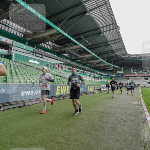 05.10.2025 - 20. swb-Marathon Bremen Michael Burmester http://msf.ph/oto/9237426 05.10.2025 13:00:32 Laufen im Stadion 47, 52, 72, 271, 283, 491, 498, 575, 627, 694, 860, 954, 1017, 1116, 1182, 1423, 1471, 1525, 1606, 1806, 1968, 2007, 2446, 2504, 2518, 2609, 2668, 2745, 2806, 2822, 2915, 3040, 3104, 3160, 3169, 3177, 3230, 3237, 3293, 3549, 3605, 3783, 3979, 4034, 4035, 4046, 4181, 4202, 4216, 4220, 4502, 4592, 4661, 4788, 4824, 4879, 5183, 5272, 5329, 5610, 5627, 5663, 5836, 5841, 6027, 6057, 6126, 6208, 6389, 6440, 6523, 6536, 6636, 6674, 6704, 6762, 6881, 7307, 7537, 7598, 7679 meine-sportfotos.de