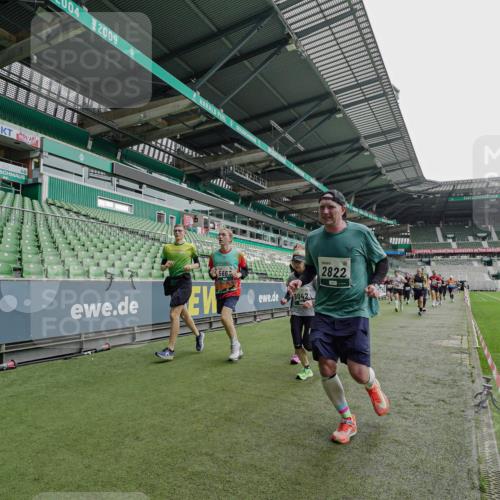 05.10.2025 - 20. swb-Marathon Bremen Michael Burmester http://msf.ph/oto/9237442 05.10.2025 13:00:36 Laufen im Stadion 47, 52, 72, 271, 283, 491, 498, 575, 627, 694, 860, 1017, 1116, 1182, 1423, 1471, 1606, 1806, 1968, 2007, 2446, 2504, 2518, 2609, 2668, 2745, 2806, 2822, 2915, 3040, 3104, 3160, 3169, 3177, 3230, 3237, 3293, 3360, 3549, 3604, 3605, 3979, 4034, 4035, 4046, 4181, 4202, 4216, 4502, 4592, 4661, 4788, 4824, 4879, 5011, 5183, 5272, 5329, 5610, 5627, 5663, 5836, 5841, 6027, 6057, 6126, 6208, 6389, 6440, 6523, 6536, 6636, 6674, 6704, 6762, 6881, 7307, 7537, 7598 meine-sportfotos.de