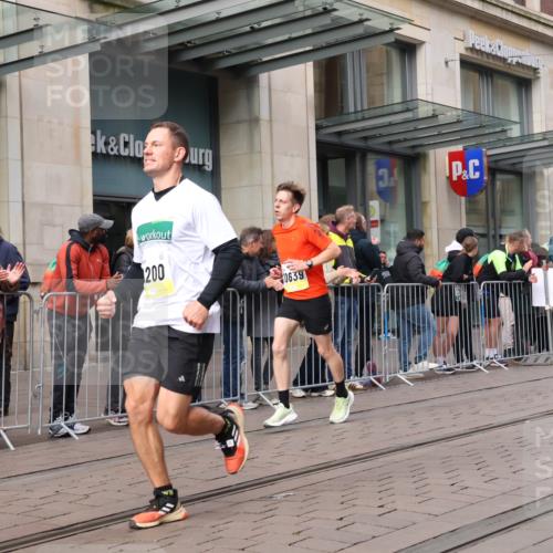 05.10.2025 - 20. swb-Marathon Bremen Strokosch-Dieckow http://msf.ph/oto/9237444 05.10.2025 10:45:28 Ziel 28, 8000, 9200, 9222, 9250, 9285, 9397, 9709, 9876, 9960, 10053, 10090, 10350, 10639, 10682, 10773, 10792, 10823, 11617, 11678, 11745, 28, 8000, 9200, 9222, 9250, 9285, 9397, 9709, 9876, 9960, 10053, 10090, 10350, 10639, 10682, 10773, 10792, 10823, 11617, 11678, 11745 meine-sportfotos.de