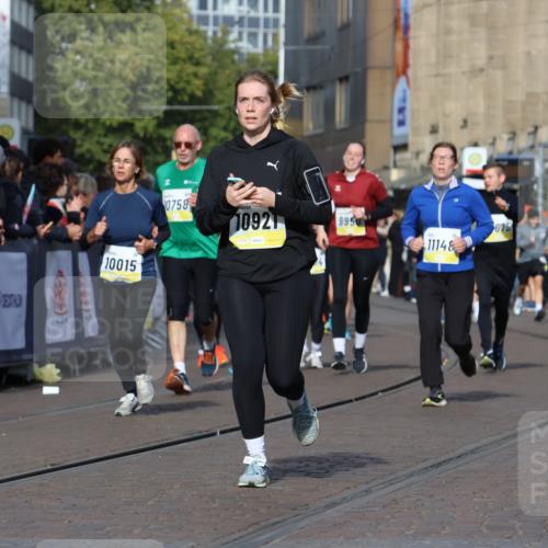 05.10.2025 - 20. swb-Marathon Bremen Strokosch-Dieckow http://msf.ph/oto/9237455 05.10.2025 10:55:55 Ziel 7147, 9871, 9950, 10015, 10610, 10654, 10758, 10921, 10959, 11052, 11148, 11439 meine-sportfotos.de