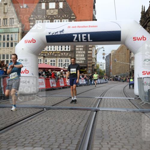 05.10.2025 - 20. swb-Marathon Bremen Yannick Fuchs http://msf.ph/oto/9237464 05.10.2025 10:38:56 Ziel 9341, 10352, 10409, 10517, 10862, 10967, 11132 meine-sportfotos.de