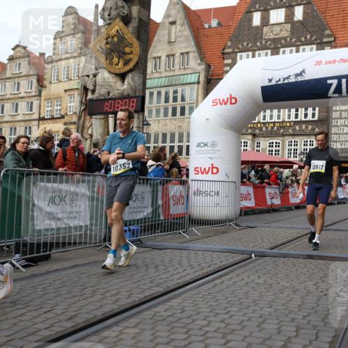 05.10.2025 - 20. swb-Marathon Bremen Yannick Fuchs http://msf.ph/oto/9237501 05.10.2025 10:38:57 Ziel 9341, 10352, 10409, 10517, 10862, 10967, 11132 meine-sportfotos.de
