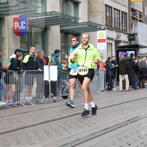 05.10.2025 - 20. swb-Marathon Bremen Strokosch-Dieckow http://msf.ph/oto/9237505 05.10.2025 10:45:30 Ziel 28, 8000, 9200, 9222, 9285, 9397, 9500, 9709, 9876, 9960, 10090, 10350, 10639, 10773, 10792, 10823, 11513, 11617, 11678, 11745, 28, 8000, 9200, 9222, 9285, 9397, 9500, 9709, 9876, 9960, 10090, 10350, 10639, 10773, 10792, 10823, 11513, 11617, 11678, 11745 meine-sportfotos.de