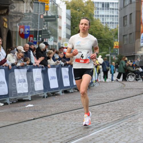 05.10.2025 - 20. swb-Marathon Bremen Strokosch-Dieckow http://msf.ph/oto/9237508 05.10.2025 12:40:30 Ziel 4, 351 meine-sportfotos.de
