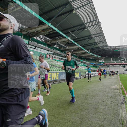 05.10.2025 - 20. swb-Marathon Bremen Michael Burmester http://msf.ph/oto/9237510 05.10.2025 13:00:46 Laufen im Stadion 47, 52, 72, 156, 271, 283, 491, 498, 575, 627, 694, 1017, 1116, 1182, 1273, 1423, 1471, 1606, 1806, 1968, 1973, 1998, 2007, 2196, 2330, 2369, 2446, 2504, 2518, 2661, 2668, 2706, 2745, 2806, 2822, 2915, 3040, 3160, 3177, 3209, 3237, 3293, 3360, 3549, 3604, 3605, 3979, 4034, 4035, 4046, 4202, 4216, 4263, 4502, 4592, 4661, 4788, 4879, 5011, 5121, 5183, 5272, 5329, 5414, 5610, 5627, 5663, 5727, 5836, 5841, 6027, 6057, 6208, 6389, 6440, 6523, 6636, 6704, 6762 meine-sportfotos.de