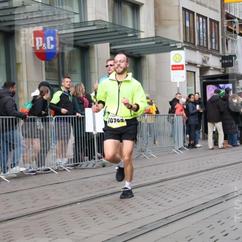 05.10.2025 - 20. swb-Marathon Bremen Strokosch-Dieckow http://msf.ph/oto/9237514 05.10.2025 10:45:31 Ziel 28, 8000, 9200, 9222, 9285, 9397, 9500, 9709, 9876, 9960, 10090, 10350, 10639, 10688, 10773, 10792, 10823, 11513, 11617, 11678, 11745, 28, 8000, 9200, 9222, 9285, 9397, 9500, 9709, 9876, 9960, 10090, 10350, 10639, 10688, 10773, 10792, 10823, 11513, 11617, 11678, 11745 meine-sportfotos.de