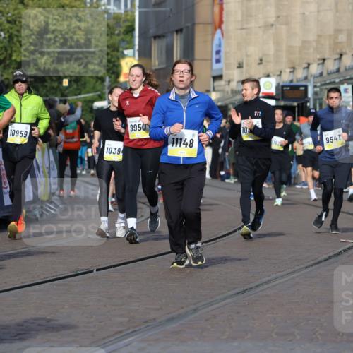 05.10.2025 - 20. swb-Marathon Bremen Strokosch-Dieckow http://msf.ph/oto/9237525 05.10.2025 10:55:57 Ziel 7147, 9541, 9871, 9950, 10015, 10394, 10641, 10654, 10675, 10758, 10921, 10959, 11148, 11439, 11626 meine-sportfotos.de