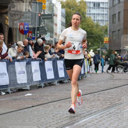 05.10.2025 - 20. swb-Marathon Bremen Strokosch-Dieckow http://msf.ph/oto/9237528 05.10.2025 12:40:30 Ziel 4, 351 meine-sportfotos.de