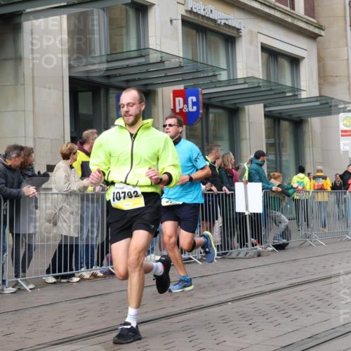 05.10.2025 - 20. swb-Marathon Bremen Strokosch-Dieckow http://msf.ph/oto/9237529 05.10.2025 10:45:31 Ziel 28, 8000, 9200, 9222, 9285, 9397, 9500, 9709, 9876, 9960, 10090, 10350, 10639, 10688, 10773, 10792, 10823, 11513, 11617, 11678, 11745, 28, 8000, 9200, 9222, 9285, 9397, 9500, 9709, 9876, 9960, 10090, 10350, 10639, 10688, 10773, 10792, 10823, 11513, 11617, 11678, 11745 meine-sportfotos.de