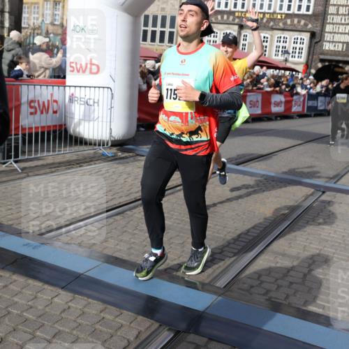 05.10.2025 - 20. swb-Marathon Bremen Yannick Fuchs http://msf.ph/oto/9237553 05.10.2025 11:06:13 Ziel 9355, 9438, 9786, 9931, 10081, 10095, 10100, 10101, 10462, 10587, 10597, 10623, 11134, 11231, 11425, 11468, 11525 meine-sportfotos.de