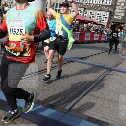 05.10.2025 - 20. swb-Marathon Bremen Yannick Fuchs http://msf.ph/oto/9237562 05.10.2025 11:06:14 Ziel 9355, 9438, 9786, 9931, 10081, 10095, 10100, 10101, 10192, 10462, 10587, 10597, 10623, 11134, 11231, 11468, 11525 meine-sportfotos.de