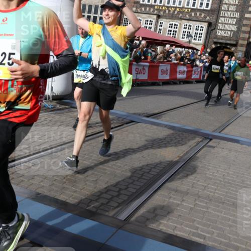 05.10.2025 - 20. swb-Marathon Bremen Yannick Fuchs http://msf.ph/oto/9237569 05.10.2025 11:06:14 Ziel 9355, 9438, 9786, 9931, 10081, 10095, 10100, 10101, 10192, 10462, 10587, 10597, 10623, 11134, 11231, 11468, 11525 meine-sportfotos.de
