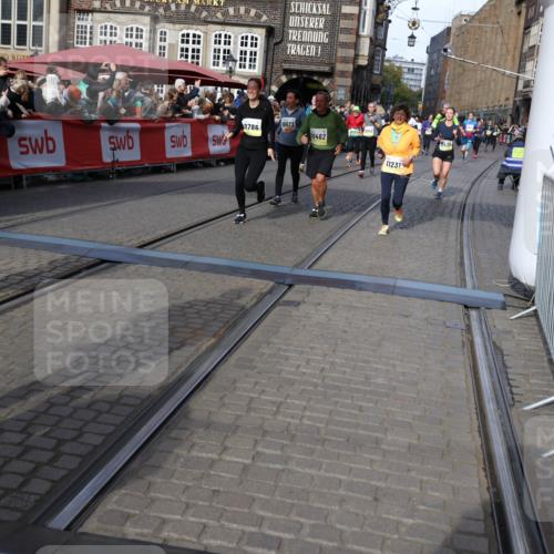 05.10.2025 - 20. swb-Marathon Bremen Yannick Fuchs http://msf.ph/oto/9237576 05.10.2025 11:06:14 Ziel 9355, 9438, 9786, 9931, 10081, 10095, 10100, 10101, 10192, 10462, 10587, 10597, 10623, 11134, 11231, 11468, 11525 meine-sportfotos.de