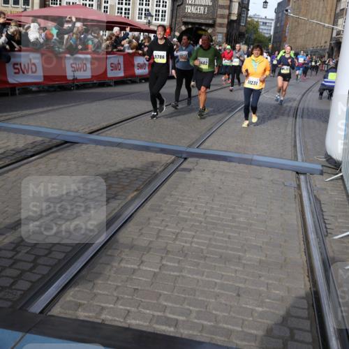 05.10.2025 - 20. swb-Marathon Bremen Yannick Fuchs http://msf.ph/oto/9237581 05.10.2025 11:06:14 Ziel 9355, 9438, 9786, 9931, 10081, 10095, 10100, 10101, 10192, 10462, 10587, 10597, 10623, 11134, 11231, 11468, 11525 meine-sportfotos.de