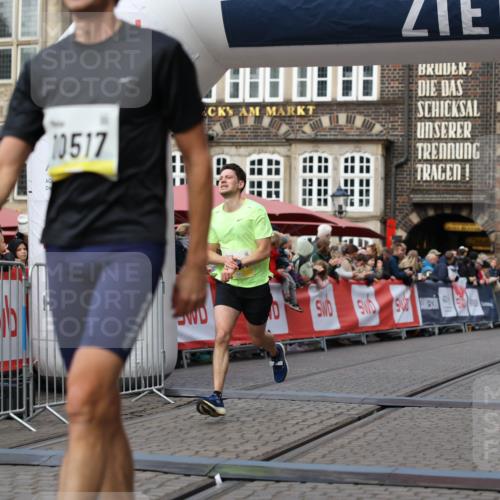 05.10.2025 - 20. swb-Marathon Bremen Yannick Fuchs http://msf.ph/oto/9237583 05.10.2025 10:39:00 Ziel 9341, 10352, 10517, 10967 meine-sportfotos.de