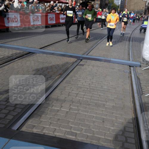 05.10.2025 - 20. swb-Marathon Bremen Yannick Fuchs http://msf.ph/oto/9237589 05.10.2025 11:06:14 Ziel 9355, 9438, 9786, 9931, 10081, 10095, 10100, 10101, 10192, 10462, 10587, 10597, 10623, 11134, 11231, 11468, 11525 meine-sportfotos.de