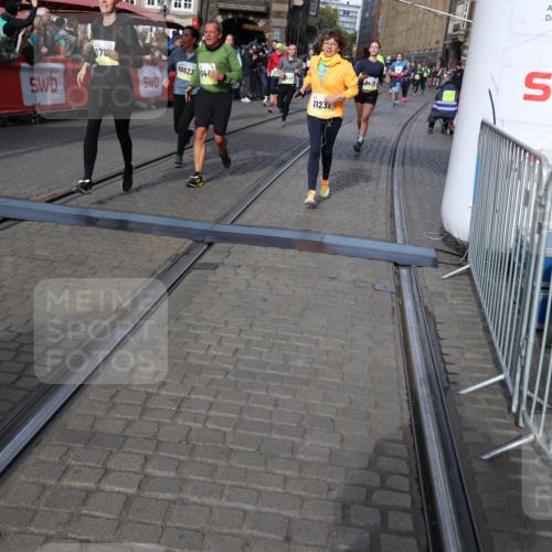 05.10.2025 - 20. swb-Marathon Bremen Yannick Fuchs http://msf.ph/oto/9237596 05.10.2025 11:06:15 Ziel 9355, 9438, 9786, 9931, 10081, 10095, 10100, 10101, 10192, 10462, 10587, 10597, 10623, 10848, 11134, 11231, 11525 meine-sportfotos.de