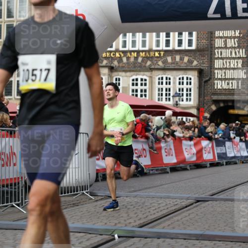 05.10.2025 - 20. swb-Marathon Bremen Yannick Fuchs http://msf.ph/oto/9237600 05.10.2025 10:39:00 Ziel 9341, 10352, 10517, 10967 meine-sportfotos.de