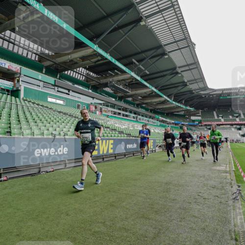 05.10.2025 - 20. swb-Marathon Bremen Michael Burmester http://msf.ph/oto/9237606 05.10.2025 13:01:01 Laufen im Stadion 52, 58, 72, 156, 335, 440, 488, 498, 575, 694, 1017, 1082, 1116, 1182, 1238, 1273, 1423, 1471, 1968, 1973, 1998, 2007, 2196, 2235, 2330, 2369, 2446, 2504, 2661, 2668, 2706, 2712, 2745, 2806, 2822, 2995, 3160, 3209, 3293, 3360, 3604, 3605, 3979, 4034, 4035, 4128, 4202, 4216, 4263, 4329, 4502, 4661, 4788, 5011, 5048, 5080, 5121, 5150, 5183, 5272, 5329, 5414, 5610, 5663, 5727, 5752, 5836, 5841, 5985, 6027, 6057, 6082, 6440, 6523, 6704, 47, 271, 283, 491, 1606, 1806, 2518, 2915 meine-sportfotos.de
