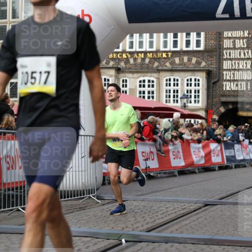 05.10.2025 - 20. swb-Marathon Bremen Yannick Fuchs http://msf.ph/oto/9237609 05.10.2025 10:39:00 Ziel 9341, 10352, 10517, 10967 meine-sportfotos.de