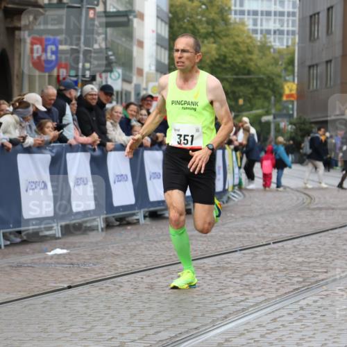 05.10.2025 - 20. swb-Marathon Bremen Strokosch-Dieckow http://msf.ph/oto/9237614 05.10.2025 12:40:35 Ziel 351 meine-sportfotos.de