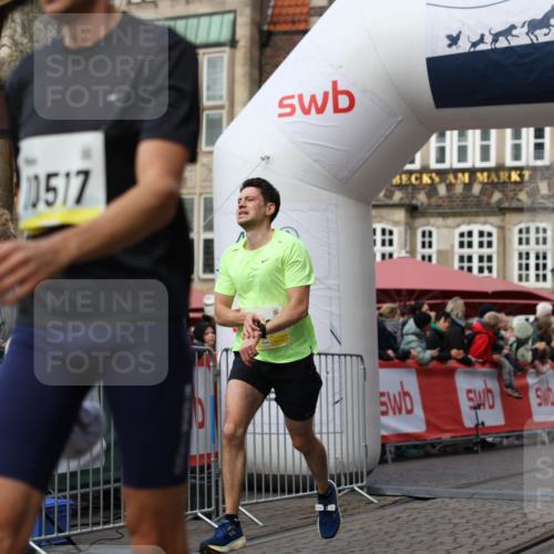 05.10.2025 - 20. swb-Marathon Bremen Yannick Fuchs http://msf.ph/oto/9237619 05.10.2025 10:39:01 Ziel 10352, 10517, 10967 meine-sportfotos.de
