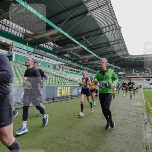 05.10.2025 - 20. swb-Marathon Bremen Michael Burmester http://msf.ph/oto/9237635 05.10.2025 13:01:04 Laufen im Stadion 52, 58, 72, 156, 335, 440, 488, 498, 575, 1017, 1082, 1116, 1182, 1238, 1273, 1423, 1471, 1968, 1973, 1998, 2007, 2196, 2235, 2330, 2369, 2433, 2446, 2504, 2661, 2668, 2706, 2712, 2806, 2822, 2995, 3160, 3209, 3293, 3360, 3604, 3605, 3979, 4034, 4035, 4128, 4216, 4263, 4329, 4502, 4788, 5011, 5048, 5080, 5121, 5150, 5183, 5272, 5329, 5414, 5610, 5663, 5727, 5752, 5836, 5841, 5985, 6027, 6057, 6082, 6440, 6523, 6704, 47, 271, 283, 491, 694, 1606, 1806, 2518, 2745, 2915 meine-sportfotos.de