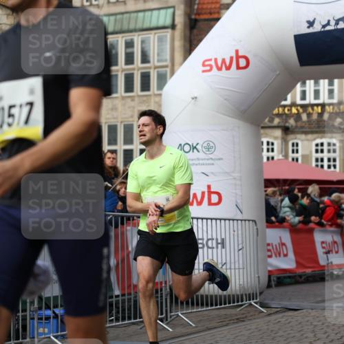 05.10.2025 - 20. swb-Marathon Bremen Yannick Fuchs http://msf.ph/oto/9237642 05.10.2025 10:39:01 Ziel 10352, 10517, 10967 meine-sportfotos.de