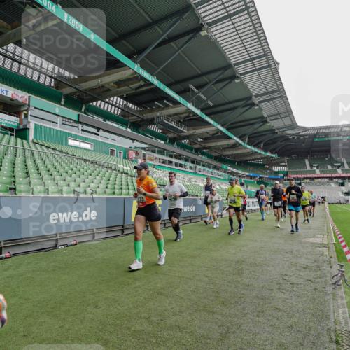 05.10.2025 - 20. swb-Marathon Bremen Michael Burmester http://msf.ph/oto/9237645 05.10.2025 13:01:05 Laufen im Stadion 52, 58, 72, 156, 335, 440, 488, 498, 575, 1017, 1082, 1116, 1182, 1238, 1273, 1423, 1471, 1968, 1973, 1998, 2007, 2196, 2235, 2330, 2369, 2433, 2446, 2504, 2661, 2668, 2706, 2712, 2806, 2822, 2995, 3160, 3209, 3293, 3360, 3604, 3605, 3877, 3979, 4034, 4035, 4128, 4216, 4263, 4329, 4502, 4788, 5011, 5048, 5080, 5121, 5150, 5183, 5272, 5329, 5414, 5610, 5663, 5727, 5752, 5836, 5841, 5985, 6027, 6057, 6082, 6440, 6523, 6704, 47, 271, 283, 491, 694, 1606, 1806, 2518, 2745, 2915 meine-sportfotos.de