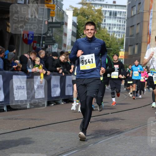 05.10.2025 - 20. swb-Marathon Bremen Strokosch-Dieckow http://msf.ph/oto/9237684 05.10.2025 10:56:03 Ziel 9541, 9811, 9950, 10006, 10009, 10015, 10394, 10641, 10664, 10675, 10758, 10959, 10989, 11095, 11148, 11620, 11626, 11693 meine-sportfotos.de