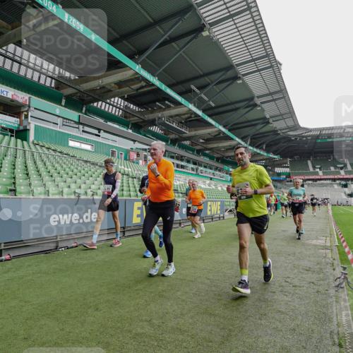 05.10.2025 - 20. swb-Marathon Bremen Michael Burmester http://msf.ph/oto/9237686 05.10.2025 13:01:09 Laufen im Stadion 52, 58, 72, 156, 335, 440, 488, 575, 1017, 1082, 1182, 1238, 1273, 1423, 1893, 1968, 1973, 1998, 2196, 2235, 2330, 2369, 2433, 2446, 2504, 2661, 2668, 2706, 2712, 2806, 2822, 2995, 3209, 3293, 3360, 3387, 3604, 3877, 3979, 4128, 4216, 4263, 4329, 4502, 4618, 4788, 5011, 5048, 5080, 5121, 5150, 5183, 5272, 5329, 5414, 5610, 5663, 5727, 5752, 5836, 5841, 5985, 6027, 6057, 6082, 6440, 6523, 47, 271, 283, 491, 498, 575, 694, 1116, 1606, 1806, 2518, 2745, 2915 meine-sportfotos.de