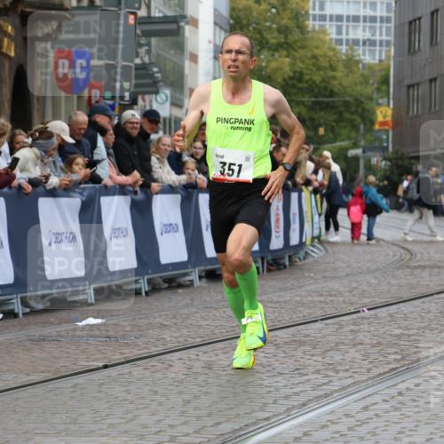 05.10.2025 - 20. swb-Marathon Bremen Strokosch-Dieckow http://msf.ph/oto/9237688 05.10.2025 12:40:35 Ziel 351 meine-sportfotos.de