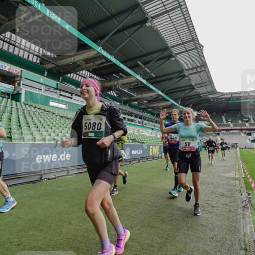 05.10.2025 - 20. swb-Marathon Bremen Michael Burmester http://msf.ph/oto/9237701 05.10.2025 13:01:11 Laufen im Stadion 52, 58, 72, 156, 335, 440, 488, 1017, 1082, 1182, 1238, 1273, 1423, 1893, 1968, 1973, 1998, 2102, 2196, 2235, 2330, 2369, 2433, 2446, 2661, 2668, 2706, 2712, 2806, 2822, 2918, 2995, 3209, 3360, 3387, 3604, 3662, 3663, 3877, 3979, 4128, 4216, 4263, 4329, 4502, 4618, 4788, 5011, 5048, 5080, 5121, 5150, 5183, 5272, 5329, 5414, 5610, 5663, 5727, 5752, 5836, 5841, 5985, 6027, 6057, 6082, 6440, 6523, 47, 283, 491, 498, 575, 694, 1017, 1116, 1606, 1806, 2518, 2745, 2915 meine-sportfotos.de