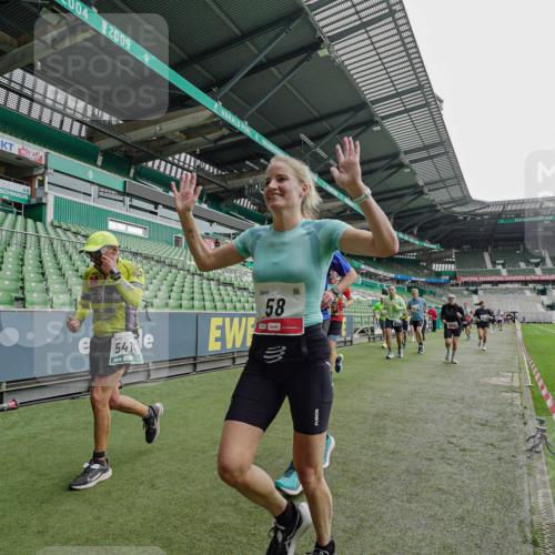 05.10.2025 - 20. swb-Marathon Bremen Michael Burmester http://msf.ph/oto/9237717 05.10.2025 13:01:12 Laufen im Stadion 52, 58, 72, 152, 156, 335, 440, 488, 546, 979, 1082, 1182, 1238, 1273, 1423, 1893, 1968, 1973, 1998, 2096, 2102, 2196, 2235, 2330, 2369, 2433, 2446, 2565, 2661, 2668, 2706, 2712, 2806, 2822, 2918, 2995, 3209, 3360, 3387, 3604, 3662, 3663, 3877, 3979, 4128, 4216, 4263, 4329, 4502, 4618, 4788, 5011, 5048, 5080, 5121, 5150, 5183, 5272, 5329, 5414, 5663, 5727, 5752, 5836, 5841, 5985, 6027, 6057, 6082, 6440, 6523, 47, 283, 491, 498, 575, 694, 1017, 1116, 1606, 2518, 2745, 2915 meine-sportfotos.de