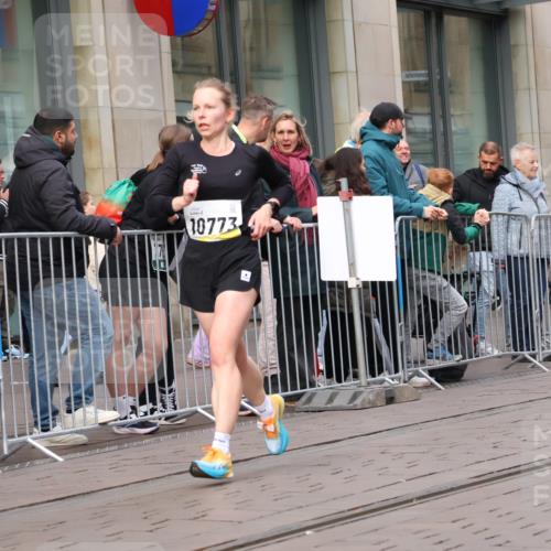 05.10.2025 - 20. swb-Marathon Bremen Strokosch-Dieckow http://msf.ph/oto/9237751 05.10.2025 10:45:40 Ziel 9285, 9397, 9500, 9876, 9960, 10090, 10688, 10773, 10858, 11074, 11446, 11513, 11617, 9285, 9397, 9500, 9876, 9960, 10090, 10688, 10773, 10858, 11074, 11446, 11513, 11617 meine-sportfotos.de