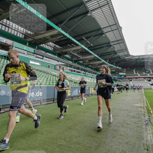 05.10.2025 - 20. swb-Marathon Bremen Michael Burmester http://msf.ph/oto/9237759 05.10.2025 13:01:16 Laufen im Stadion 52, 58, 72, 152, 156, 335, 440, 488, 546, 672, 979, 1082, 1182, 1238, 1273, 1423, 1893, 1968, 1973, 1996, 1998, 2096, 2102, 2196, 2235, 2330, 2369, 2433, 2446, 2565, 2661, 2668, 2706, 2712, 2806, 2822, 2918, 2995, 3209, 3360, 3387, 3604, 3662, 3663, 3877, 3979, 4128, 4216, 4263, 4329, 4618, 4788, 5011, 5048, 5080, 5121, 5150, 5183, 5272, 5329, 5414, 5663, 5727, 5752, 5836, 5841, 5985, 6082, 6440, 6523, 47, 52, 283, 498, 575, 694, 1017, 1116, 2518, 2745 meine-sportfotos.de