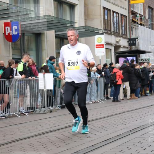 05.10.2025 - 20. swb-Marathon Bremen Strokosch-Dieckow http://msf.ph/oto/9237791 05.10.2025 10:45:43 Ziel 9285, 9351, 9362, 9397, 9500, 9876, 10090, 10688, 10773, 10858, 11074, 11446, 11513, 11617, 9285, 9351, 9362, 9397, 9500, 9876, 10090, 10688, 10773, 10858, 11074, 11446, 11513, 11617 meine-sportfotos.de