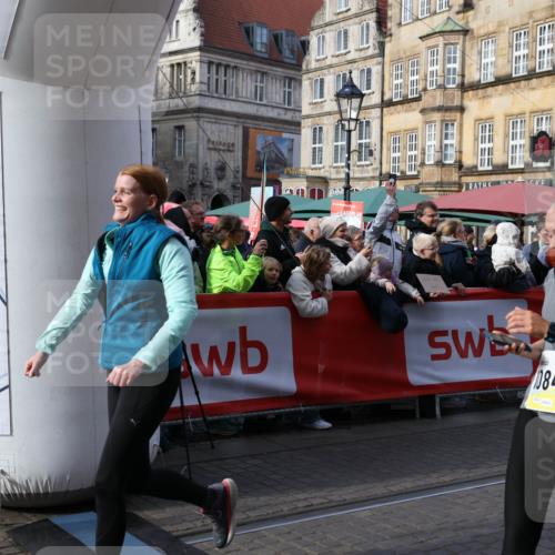 05.10.2025 - 20. swb-Marathon Bremen Yannick Fuchs http://msf.ph/oto/9237802 05.10.2025 11:06:18 Ziel 9387, 9438, 9786, 10100, 10101, 10192, 10249, 10462, 10623, 10848, 11231, 11296, 11433, 11525 meine-sportfotos.de