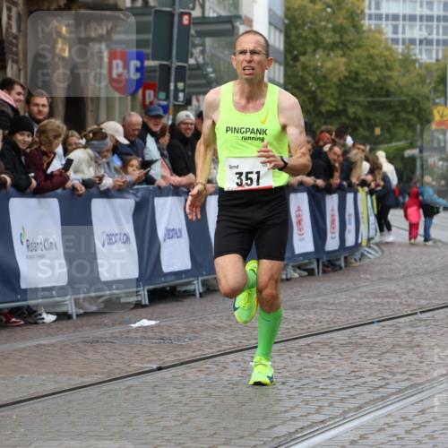 05.10.2025 - 20. swb-Marathon Bremen Strokosch-Dieckow http://msf.ph/oto/9237814 05.10.2025 12:40:36 Ziel 351 meine-sportfotos.de