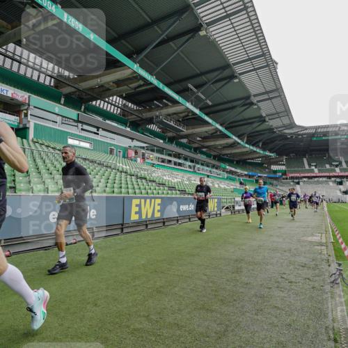 05.10.2025 - 20. swb-Marathon Bremen Michael Burmester http://msf.ph/oto/9237815 05.10.2025 13:01:22 Laufen im Stadion 58, 72, 152, 156, 335, 440, 488, 493, 546, 672, 979, 1082, 1238, 1273, 1423, 1732, 1893, 1933, 1968, 1973, 1996, 1998, 2096, 2102, 2196, 2235, 2330, 2369, 2433, 2446, 2565, 2661, 2668, 2706, 2712, 2806, 2918, 2991, 2995, 3209, 3360, 3387, 3604, 3662, 3663, 3673, 3877, 3979, 4086, 4128, 4216, 4263, 4329, 4618, 4788, 4947, 4980, 5011, 5048, 5080, 5121, 5150, 5183, 5309, 5329, 5414, 5557, 5727, 5731, 5752, 5836, 5841, 5985, 6082, 52, 498, 575, 694, 1017, 1116, 2745 meine-sportfotos.de