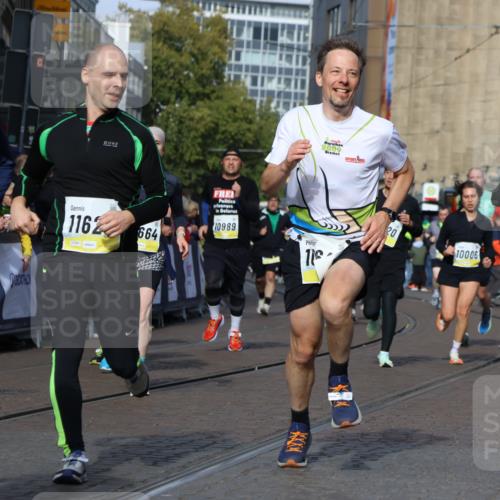 05.10.2025 - 20. swb-Marathon Bremen Strokosch-Dieckow http://msf.ph/oto/9237819 05.10.2025 10:56:05 Ziel 9541, 9811, 9950, 9968, 10006, 10009, 10015, 10394, 10641, 10664, 10675, 10959, 10989, 11095, 11148, 11366, 11620, 11626, 11630, 11693 meine-sportfotos.de