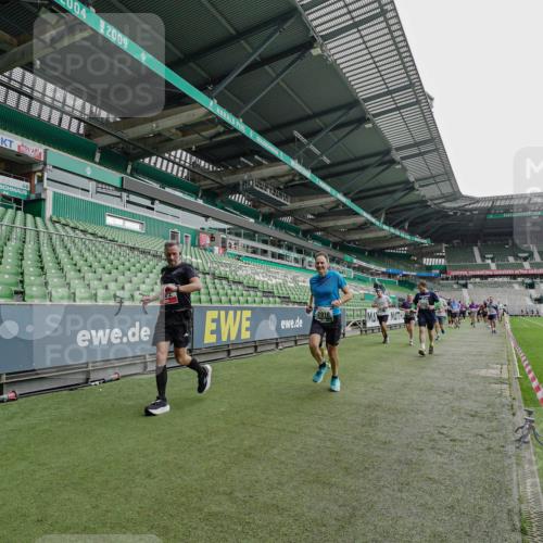 05.10.2025 - 20. swb-Marathon Bremen Michael Burmester http://msf.ph/oto/9237832 05.10.2025 13:01:23 Laufen im Stadion 58, 72, 152, 156, 335, 440, 488, 493, 546, 672, 979, 1082, 1238, 1273, 1423, 1732, 1893, 1933, 1968, 1973, 1996, 1998, 2096, 2102, 2196, 2235, 2330, 2369, 2433, 2446, 2565, 2661, 2668, 2706, 2712, 2806, 2918, 2991, 2995, 3208, 3209, 3360, 3387, 3604, 3662, 3663, 3673, 3877, 3979, 4086, 4128, 4216, 4263, 4329, 4618, 4788, 4947, 4980, 5011, 5048, 5080, 5121, 5150, 5183, 5309, 5329, 5414, 5557, 5580, 5727, 5731, 5752, 5841, 5985, 6082, 52, 498, 575, 1017, 1116, 2745 meine-sportfotos.de
