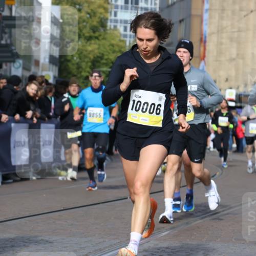 05.10.2025 - 20. swb-Marathon Bremen Strokosch-Dieckow http://msf.ph/oto/9237841 05.10.2025 10:56:09 Ziel 9258, 9811, 9855, 9968, 10006, 10009, 10664, 10989, 10992, 11095, 11364, 11366, 11620, 11630, 11693, 11741 meine-sportfotos.de