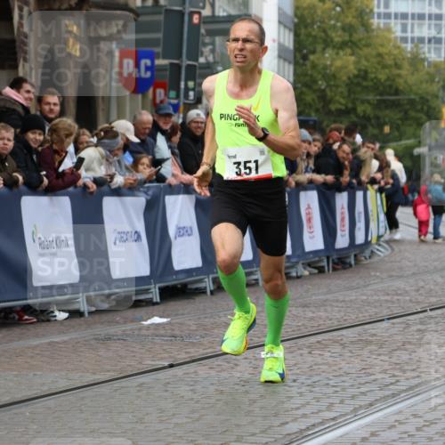 05.10.2025 - 20. swb-Marathon Bremen Strokosch-Dieckow http://msf.ph/oto/9237844 05.10.2025 12:40:36 Ziel 351 meine-sportfotos.de