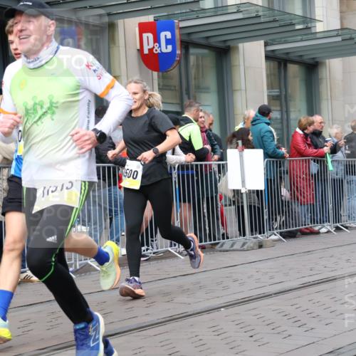 05.10.2025 - 20. swb-Marathon Bremen Strokosch-Dieckow http://msf.ph/oto/9237853 05.10.2025 10:45:49 Ziel 9351, 9362, 9397, 9400, 9500, 9876, 9921, 10090, 10688, 10858, 11074, 11446, 11462, 11513, 11617, 9351, 9362, 9397, 9400, 9500, 9876, 9921, 10090, 10688, 10858, 11074, 11446, 11462, 11513, 11617 meine-sportfotos.de