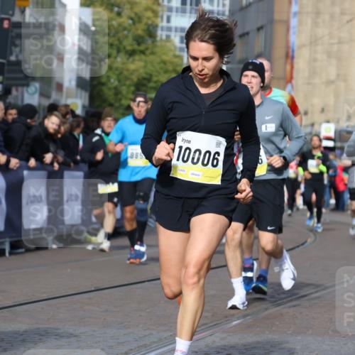 05.10.2025 - 20. swb-Marathon Bremen Strokosch-Dieckow http://msf.ph/oto/9237858 05.10.2025 10:56:09 Ziel 9258, 9811, 9855, 9968, 10006, 10009, 10664, 10989, 10992, 11095, 11364, 11366, 11620, 11630, 11693, 11741 meine-sportfotos.de