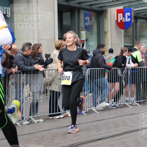 05.10.2025 - 20. swb-Marathon Bremen Strokosch-Dieckow http://msf.ph/oto/9237863 05.10.2025 10:45:49 Ziel 9351, 9362, 9397, 9400, 9500, 9876, 9921, 10090, 10688, 10858, 11074, 11446, 11462, 11513, 11617, 9351, 9362, 9397, 9400, 9500, 9876, 9921, 10090, 10688, 10858, 11074, 11446, 11462, 11513, 11617 meine-sportfotos.de